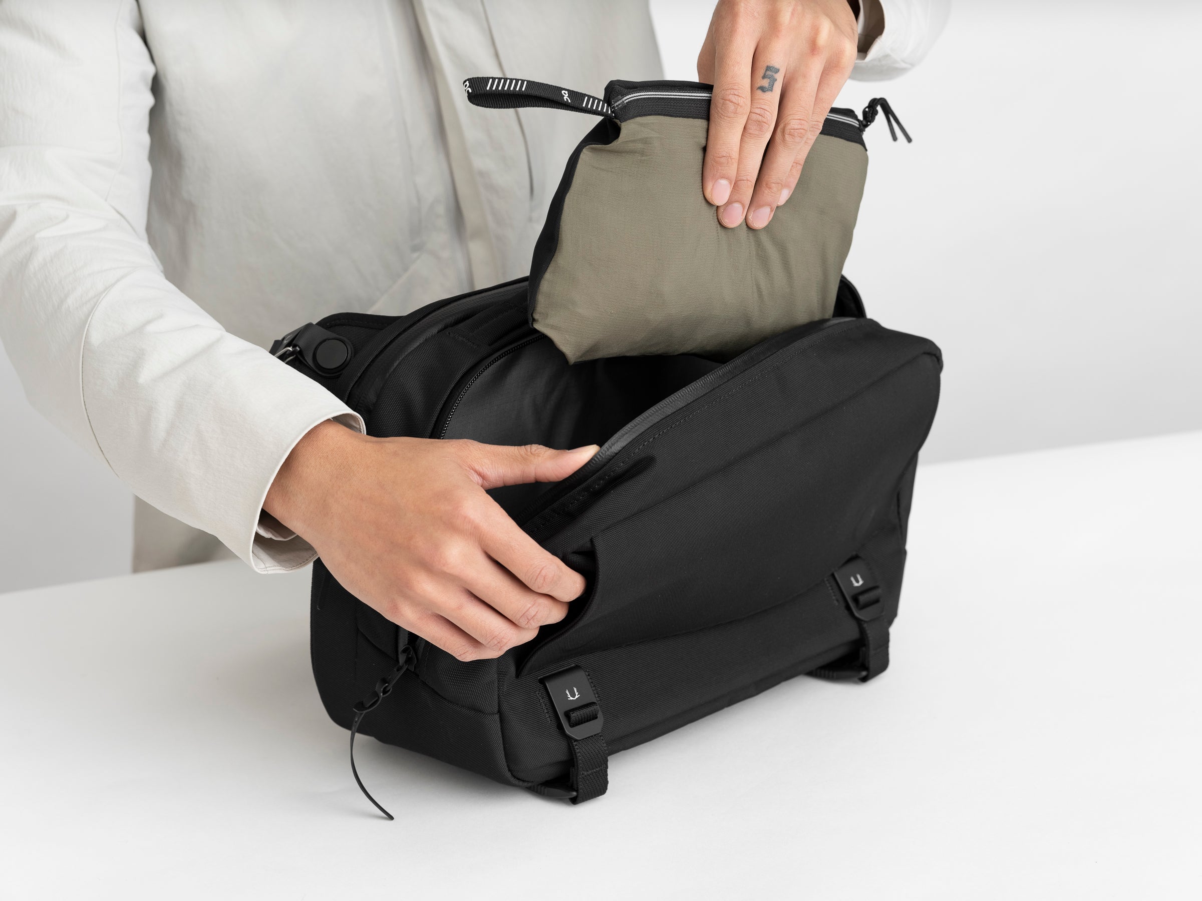 Grip-Sling 12L Camera Kit