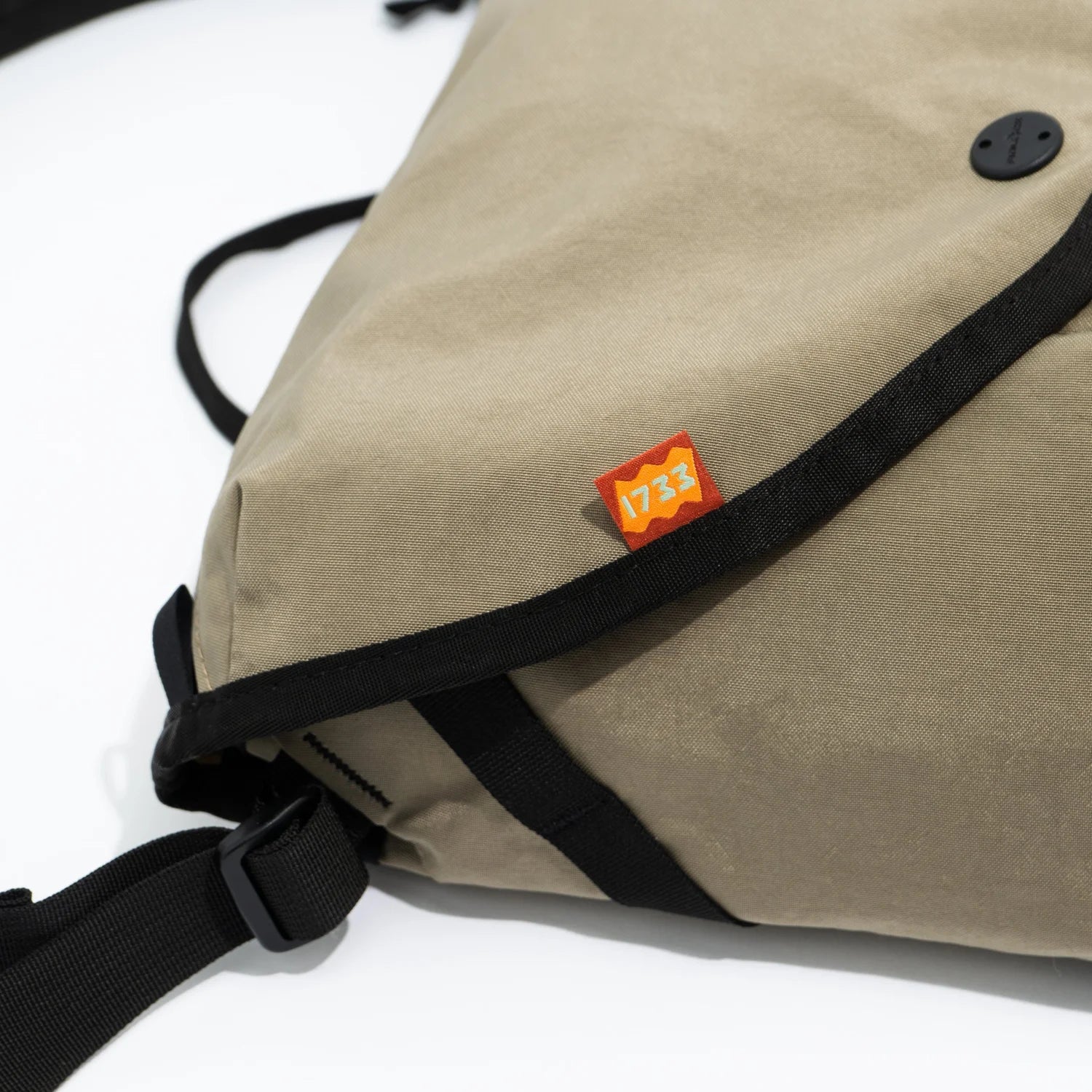 Messenger 9L - Crinkle Nylon