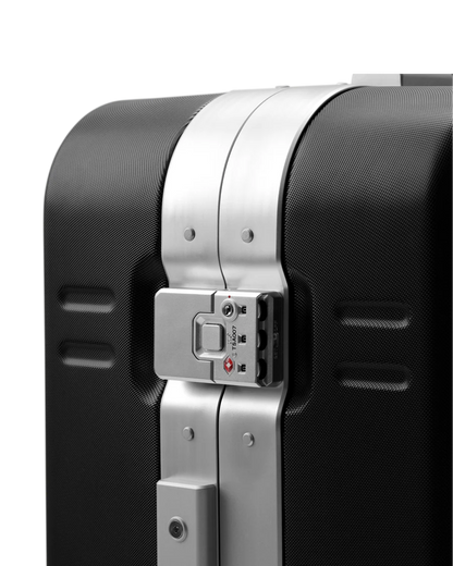 Ramverk Pro Check-in Luggage Medium - 67L